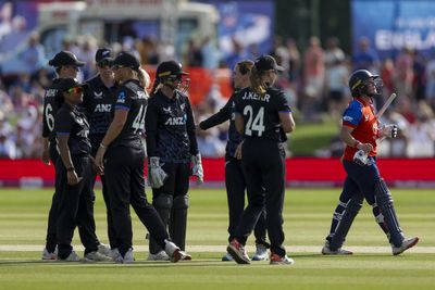 England fail to make most of flying start as New Zealand recover to level series