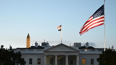 Gunman shot dead at White House checkpoint