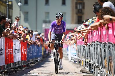 Ben O'Connor limits losses in fight for top spot in Giro d'Italia after struggling on summit finish of Pila