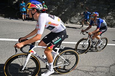 'The Giro is not over' - Jai Hindley and Giulio Pellizzari combine to fight back in Giro d'Italia GC podium battle