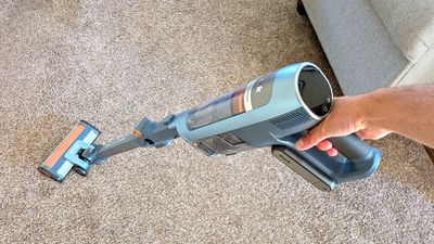The Shark Powerdetect Speed delivers superb cleaning in short bursts, and with a mess-reducing auto-empty dock, it's superb value
