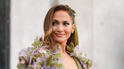 Jennifer Lopez Replaces Traditional Fencing with a High-Density Botanical Screen for Maximum Privacy – The Chicest 2026 Living Architecture Solution