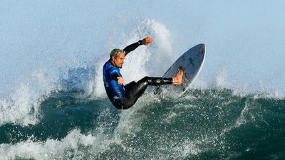 Photographer bitten in dramatic last day at NZ surfing