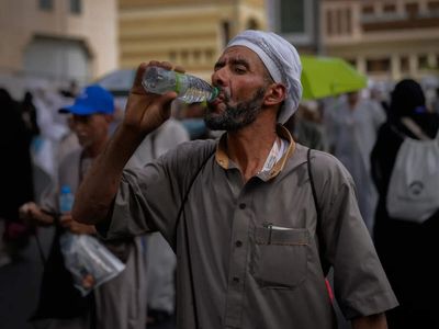With ice cream and giant fans, Hajj pilgrims battle searing heat