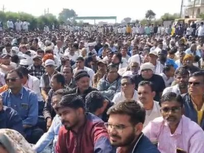 Onion farmers stage protest against government's procurement prices in Nashik, block Mumbai - Agra National highway
