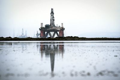 Oil prices return to 100 dollars a barrel as hopes of Iran peace talks wane