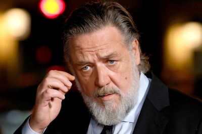 Russell Crowe hits out at claims he angrily confronted fans in Paris
