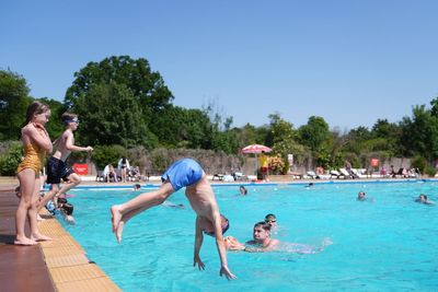 Amber health warning extended as temperatures soar