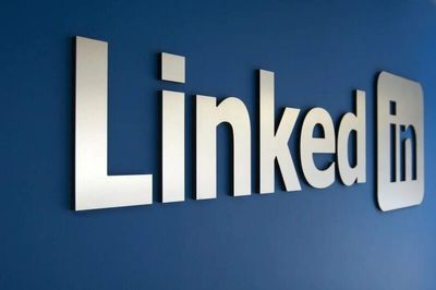 Company gets roasted after laid off employee's replacement slides into her LinkedIn DMs for free help, advice was absolutely savage