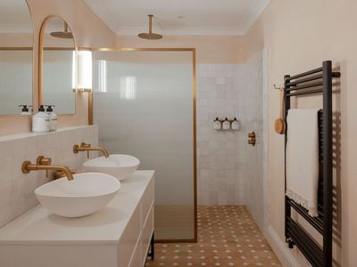 7 Trends in Ensuite Designs You Should Look at Before You Redesign This Small, but Busy Space
