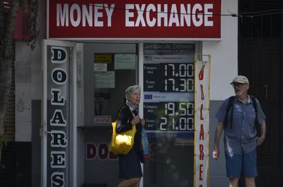 Experts Say Trump Banking Crackdown May Hit Mexico Through Reduced Remittance Flows, Warn Banks Could 'Use This as an Excuse' to Pull Back