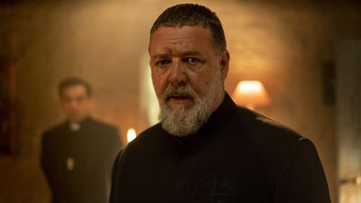 How Russell Crowe Defended Himself After Viral Video Showed Him Sternly Warning Fans Who Crowded Him
