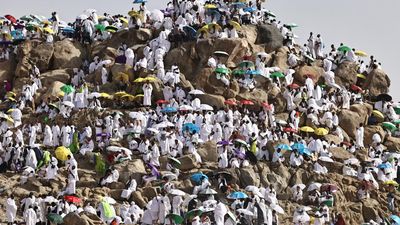Muslim worshippers defy blistering heat for Hajj pilgrimage at Mount Arafat