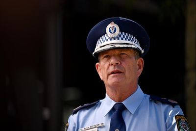 Police were outgunned during Bondi beach massacre due to lack of long-arm rifles, royal commission hears