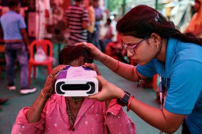 Low cost glasses help India's poor see a better future