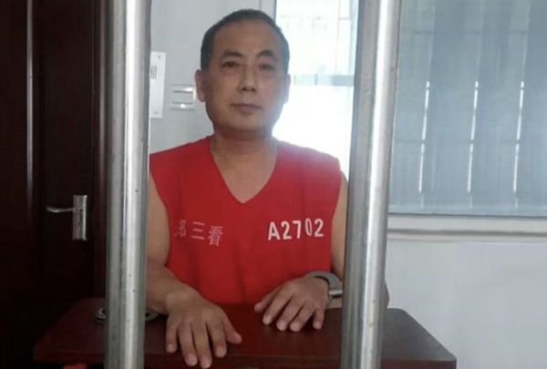 Korea detains fleeing Chinese dissident found at sea