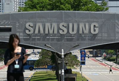 Samsung union approves deal for massive bonuses