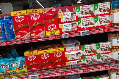 Thousands of Kit Kat bars scatter across Mississippi road in a wild truck accident