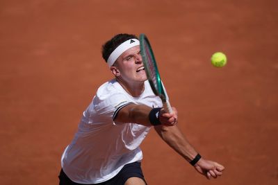 Jakub Mensik collapses on court amid intense French Open heat