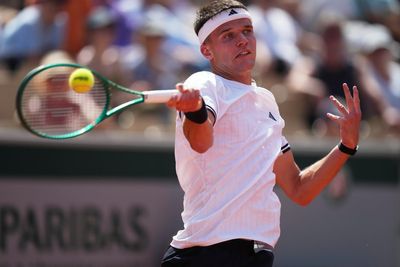 Jakub Mensik fumes at ‘insane’ playing conditions during scorching French Open