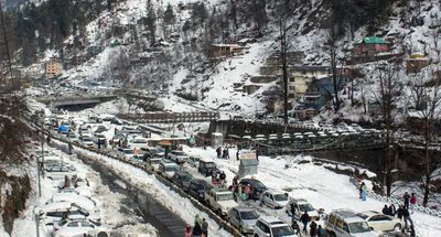 Manali Traffic Jam Sparks Debate on Overtourism in Himachal Pradesh