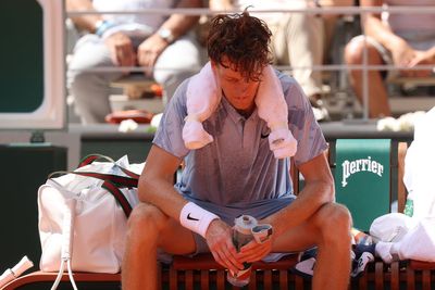Jannik Sinner suffers dizzy spell in French Open heat during dramatic match