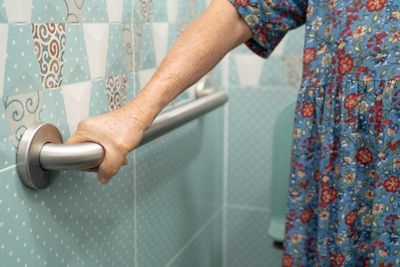 The Bathroom Hazard No One Talks About – Grab Bars That Actually Hold You