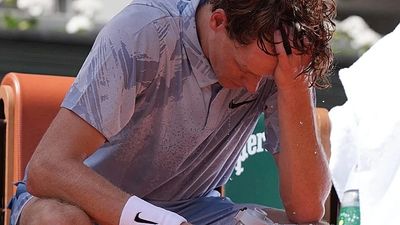 Top-ranked Jannik Sinner crashes out of French Open after apparent struggle with heat