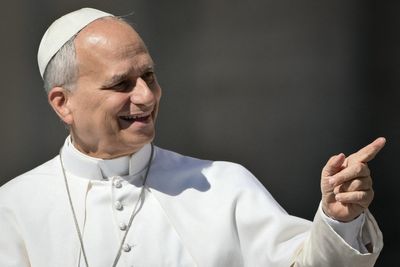 Pope Leo is gifted Cubs merch and hometown condiment during visit by Chicago mayor