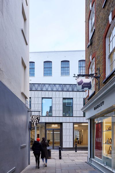Major high street chain shops to close - including flagship London store