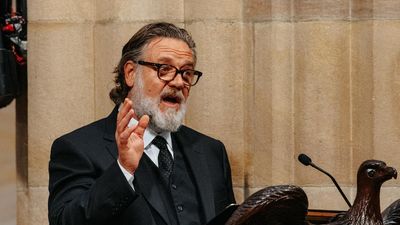 Russell Crowe defends tense exchange with fans