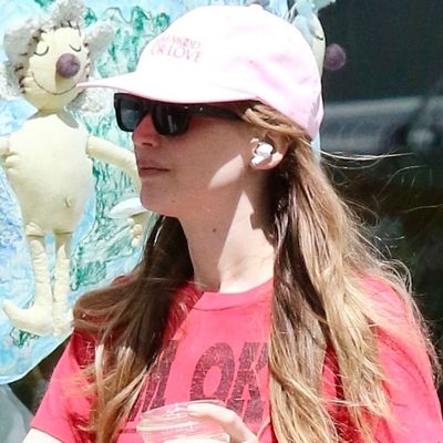 Plot Twist—Jennifer Lawrence Just Kick-Started My Dad Sandals Era for Summer 2026