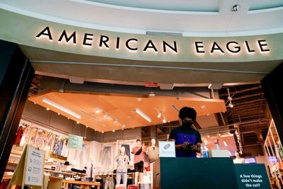 Gap, American Eagle fall as brand troubles weaken annual forecasts