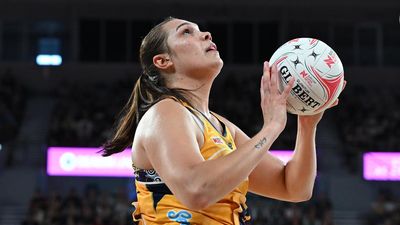 Lightning strike down Giants in Super Netball blowout
