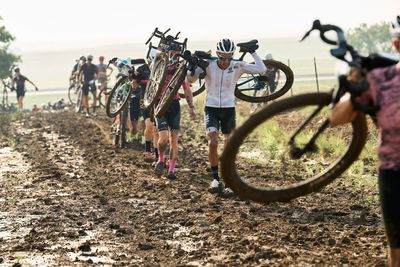 The mud mayhem arrives again at Unbound 200 with fields shattered early