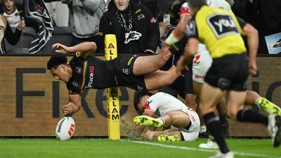 Penrith edge Warriors, strengthen grip on top spot