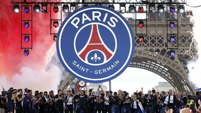 Football heroes: PSG victory toasted by thousands of fans in Paris