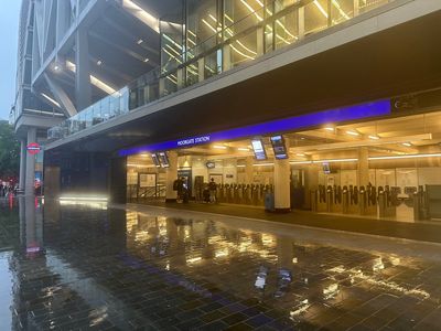 London weather: Heavy rain drenches capital with thunderstorms 'on way' as temperatures plunge