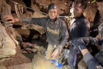 Rescuers race to locate two missing cave divers