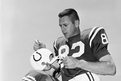 Legendary NFL player and coach Raymond Berry dies