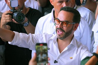 Colombia's Trump-Aligned Presidential Frontrunner Faces Scrutiny Over Transfers From Nicolas Maduro's Alleged 'Money Man'