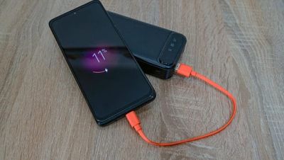 Why You Should Think Twice About Using Public Charging Stations at Airports in 2026 (The ‘Juice Jacking’ Warning)