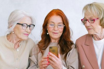 7 Things Seniors Should Never Post on Facebook Before a Trip