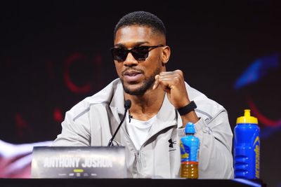 Anthony Joshua vows to be ‘good soldier’ for parents of friends killed in crash