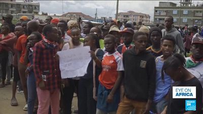 Protest outside Kenya's Ebola quarantine centre for US citizens