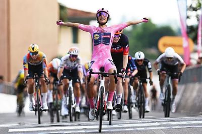Giro d'Italia Women: Elisa Balsamo powers to hat-trick victory on stage 3 with searing uphill sprint