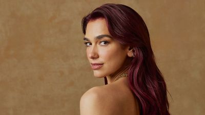 Dua Lipa’s Floor-to-Ceiling Cream Kitchen Cabinets Are a Study in Vertical Storage – They Harmonize Two Chic Colors for 2026