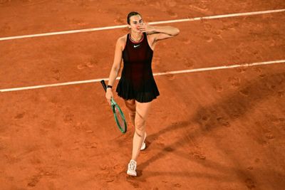 Sabalenka overpowers Osaka to reach French Open quarter-finals