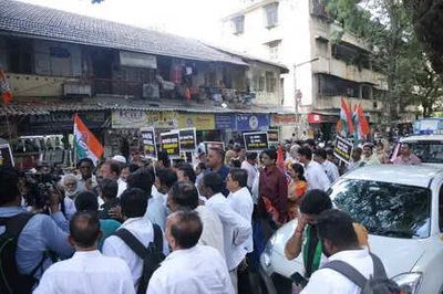 Opposition leaders demand Rs 3,000/quintal price for onions, demonstrate on highway in Maharashtra
