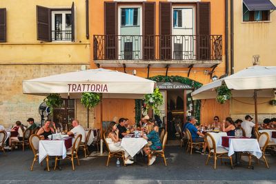 Scientists uncover the perfect formula for where to eat on holiday